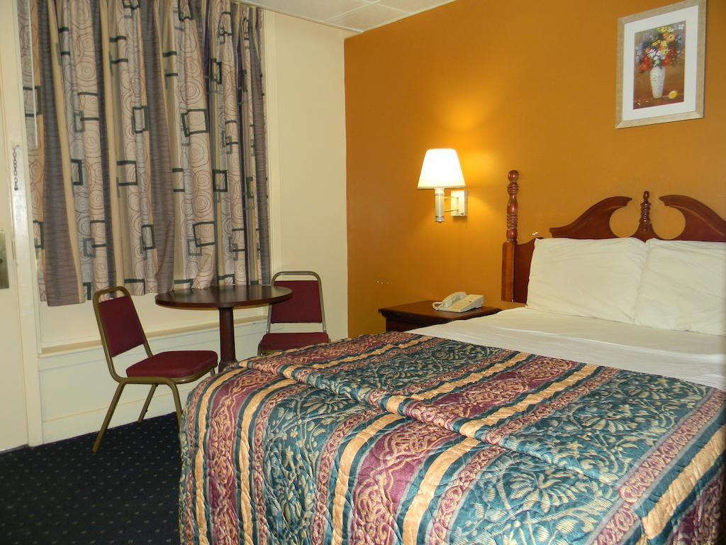 Fairfax Motel Roanoke Rapids Room photo