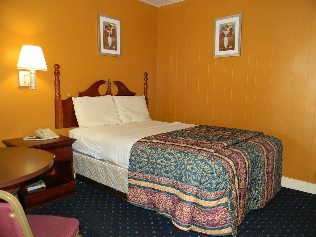 Fairfax Motel Roanoke Rapids Room photo